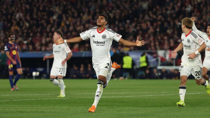 利物浦欧冠小组／联赛阶段近22场主场赢下20场，且近12场全胜（利物浦欧冠小组赛与联赛近22个主场20胜，主场豪取12连胜）